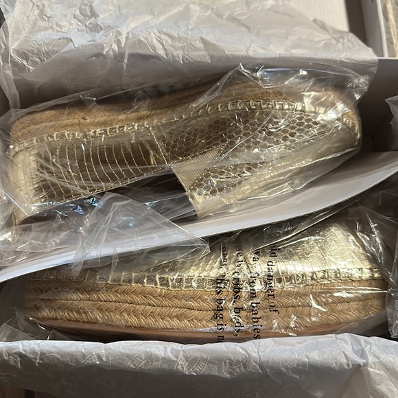 NWT Steve Madden gold snake Pacificc espadrilles. - Picture 3 of 7